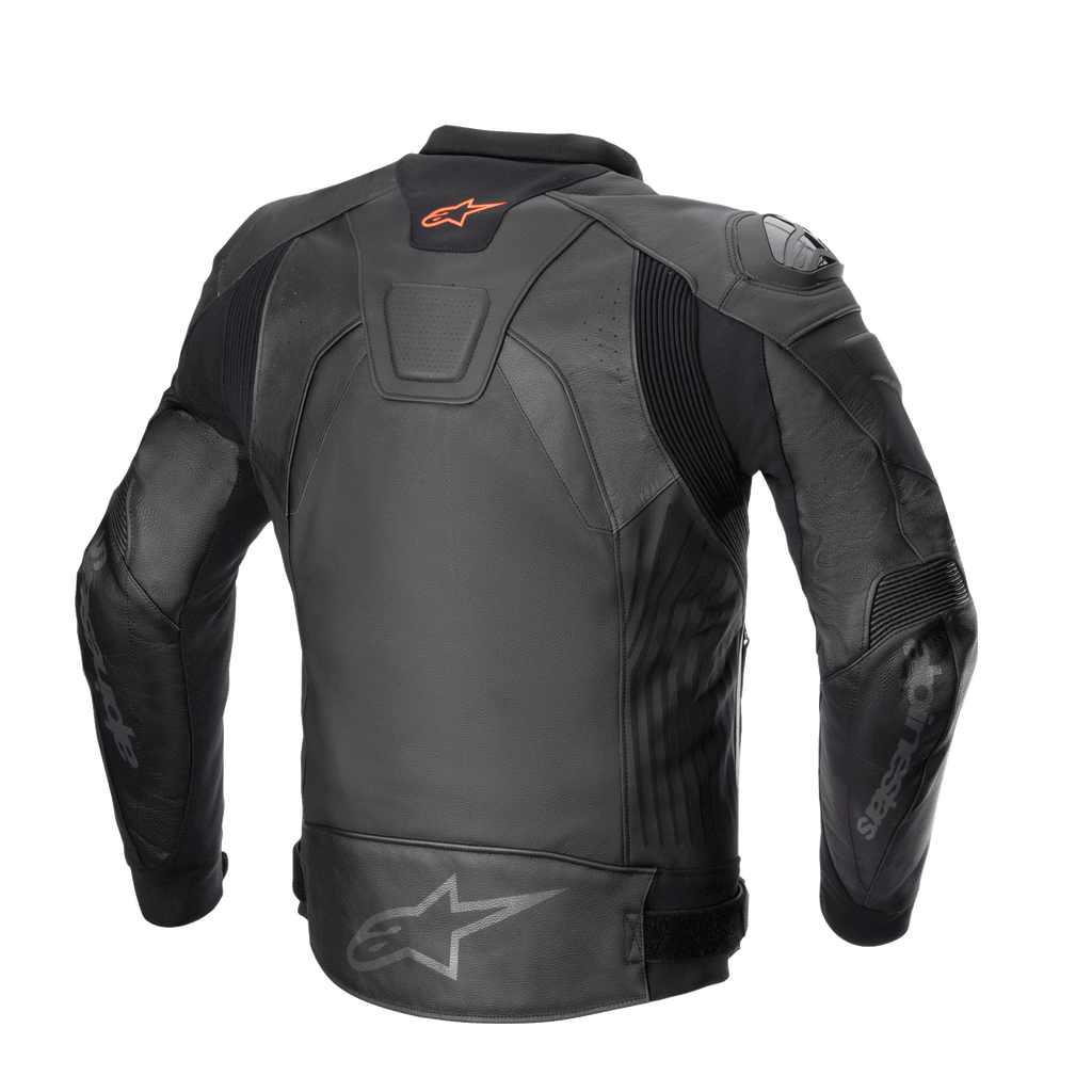 Casaco de couro Alpinestars GP Plus V4, casaco de motociclismo desportivo, preto/preto, vista traseira com logótipo Astar vermelho no pescoço, logótipo Astar cinzento na zona lombar, construção em couro bovino com painéis elásticos A-CS™ Plus