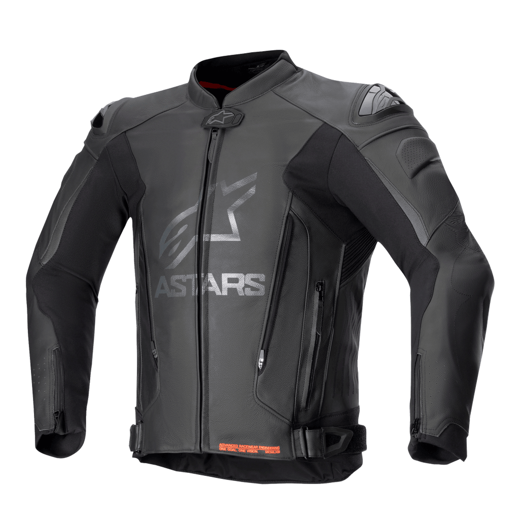 Casaco de Pele Alpinestars GP Plus V4, casaco de corrida de moto preto com logótipo ASTARS prateado no peito, fecho frontal, sliders de ombro externos DFS, fechos de ventilação no abdómen, cintas de ajuste na cintura, detalhes vermelhos no interior do colarinho, construção em pele premium e tecido elástico técnico