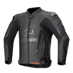 Casaco de Pele Alpinestars GP Plus V4, casaco de corrida de moto preto com logótipo ASTARS prateado no peito, fecho frontal, sliders de ombro externos DFS, fechos de ventilação no abdómen, cintas de ajuste na cintura, detalhes vermelhos no interior do colarinho, construção em pele premium e tecido elástico técnico