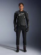 Alpinestars Dusk Airflow Leather Jacket, casaco de motociclismo em couro, preto e branco, com painéis perfurados para fluxo de ar, logótipo Astars branco no peito, usado por um piloto masculino com calças pretas, luvas e botas de condução, fotografia de estúdio profissional para equipamento de motociclismo desportivo.