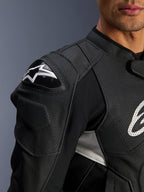 Casaco de Couro Alpinestars Dusk Airflow, preto e branco, vista detalhada do ombro e peito, com couro perfurado para ventilação, proteção de ombro DFS com logótipo Alpinestars branco e design desportivo.