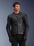 Alpinestars GP Plus R V4 Airflow Leather Jacket, preto, casaco de motociclismo com construção em pele perfurada, com logótipo ASTARS proeminente no peito e proteção de ombros DFS, usado com luvas pretas e vermelhas