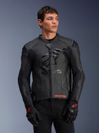 Alpinestars GP Plus R V4 Airflow Leather Jacket, preto, casaco de motociclismo com construção em pele perfurada, com logótipo ASTARS proeminente no peito e proteção de ombros DFS, usado com luvas pretas e vermelhas