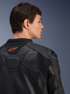 Jaqueta de Couro Alpinestars GP Plus R V4 Airflow, preta, vista traseira aproximada num modelo, com couro perfurado de grau de competição, painéis elásticos técnicos e pequeno logótipo Alpinestars cor de laranja na gola, vestuário profissional para motociclismo