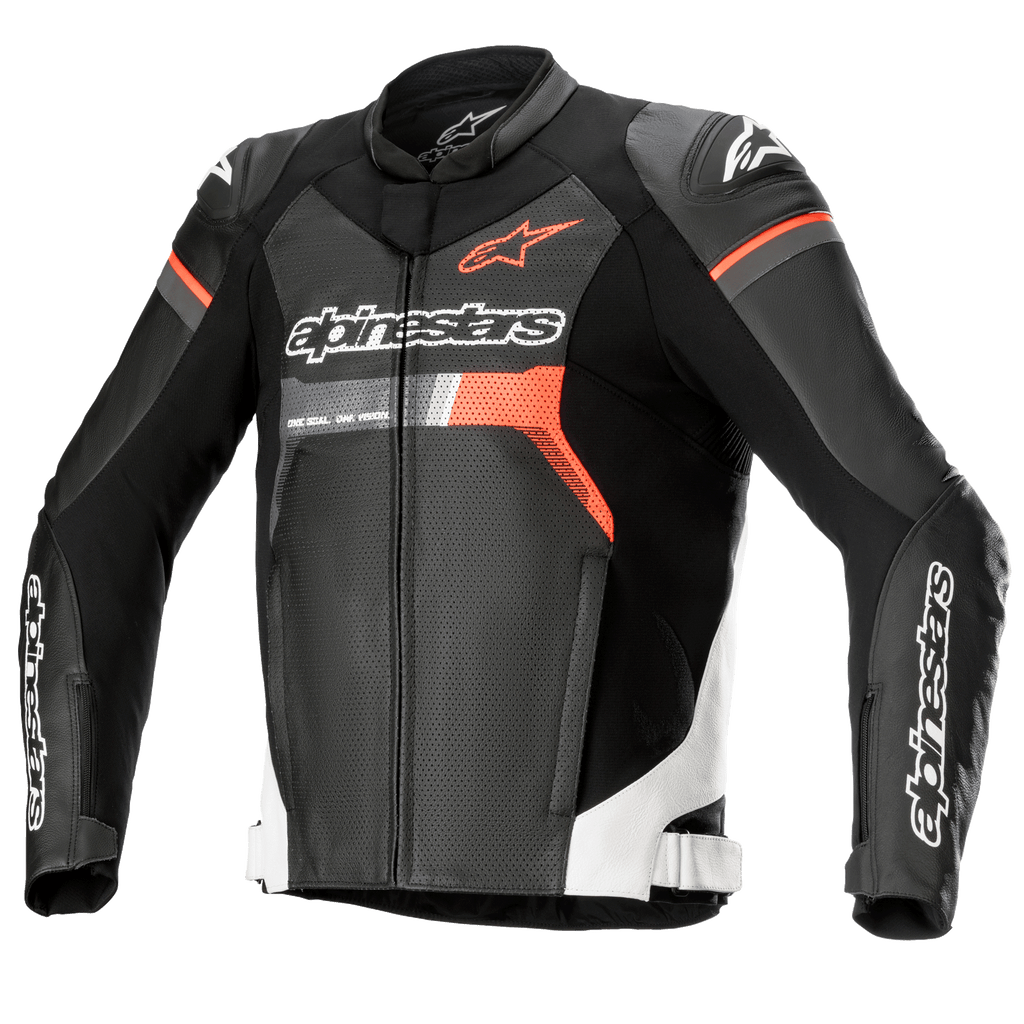 Casaco de pele Alpinestars GP Force Airflow, preto com detalhes em branco e vermelho fluo, casaco de motociclismo em pele perfurada, com protetores de ombro DFS Lite, logótipo Alpinestars no peito e nas mangas, design desportivo ventilado