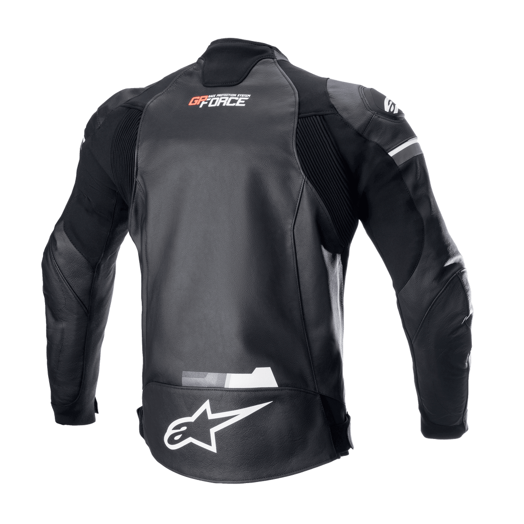 Jaqueta de Couro Alpinestars GP Force, preta, vista traseira com logótipo Alpinestars branco na parte inferior das costas e marca GP Force na parte superior das costas, painéis extensíveis em acordeão e construção durável em couro bovino para motociclismo de estrada