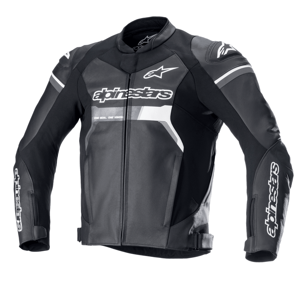 Casaco de Pele Alpinestars GP Force, preto com detalhes brancos e cinzentos, casaco de motociclismo para corrida, construção em pele bovina premium, logótipos Alpinestars de destaque no peito e mangas, sliders de ombro DFS Lite, corte desportivo ergonómico para condução em estrada