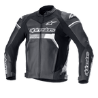 Casaco de Pele Alpinestars GP Force, preto com detalhes brancos e cinzentos, casaco de motociclismo para corrida, construção em pele bovina premium, logótipos Alpinestars de destaque no peito e mangas, sliders de ombro DFS Lite, corte desportivo ergonómico para condução em estrada