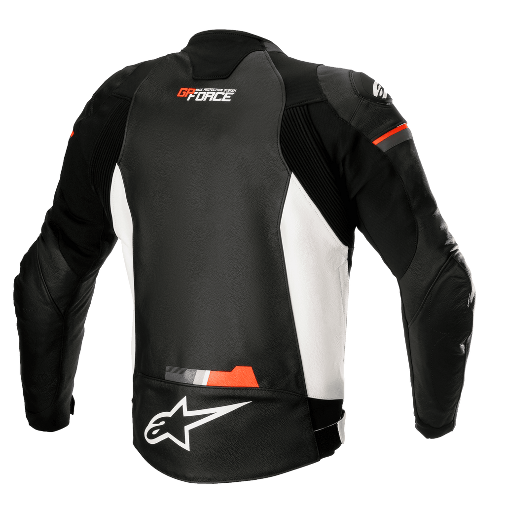 Alpinestars GP Force Leather Jacket, casaco de motociclismo em couro, preto, branco e vermelho fluorescente, vista traseira com painéis laterais brancos e detalhes em vermelho fluorescente, logótipos GP Force e Alpinestars, design desportivo com painéis de acordeão elásticos