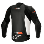 Alpinestars GP Force Leather Jacket, casaco de motociclismo em couro, preto, branco e vermelho fluorescente, vista traseira com painéis laterais brancos e detalhes em vermelho fluorescente, logótipos GP Force e Alpinestars, design desportivo com painéis de acordeão elásticos