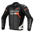 Casaco de Pele Alpinestars GP Force, casaco de motociclismo, preto com detalhes em branco e vermelho fluo, com logótipos Alpinestars em destaque no peito e mangas, construção em pele de bovino premium com protetores de ombro DFS Lite, silhueta aerodinâmica
