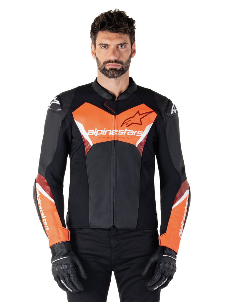 Casaco de Couro Alpinestars Faster V3, casaco de motociclismo desportivo, preto e vermelho fluo, vestido por um modelo masculino com luvas e calças de condução pretas, com logótipos Alpinestars destacados no peito e antebraços, construção em couro premium para condução em estrada.