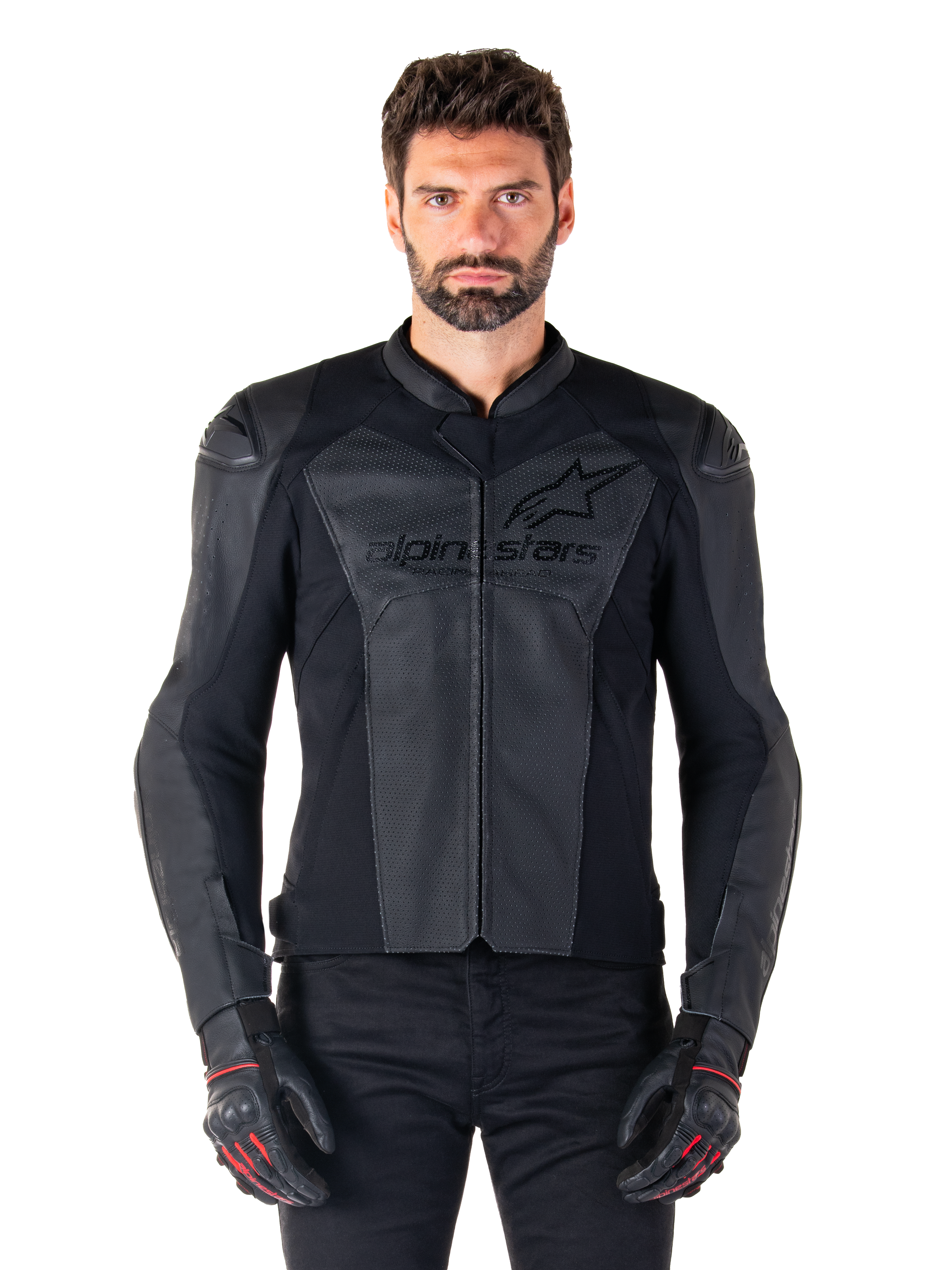 Homem a usar o Casaco de Pele Alpinestars Faster V3 Airflow, casaco de motociclismo preto com painéis de pele perfurada, logótipo Alpinestars no peito, luvas de condução pretas, fotografia de estúdio frontal