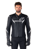Alpinestars Faster V3 Airflow Leather Jacket, casaco de motociclismo preto com detalhes brancos, painéis de pele perfurada para ventilação, logótipo Alpinestars no peito, usado com luvas pretas, construção em pele de inspiração desportiva