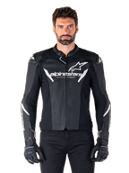 Alpinestars Faster V3 Airflow Leather Jacket, casaco de motociclismo preto com detalhes brancos, painéis de pele perfurada para ventilação, logótipo Alpinestars no peito, usado com luvas pretas, construção em pele de inspiração desportiva