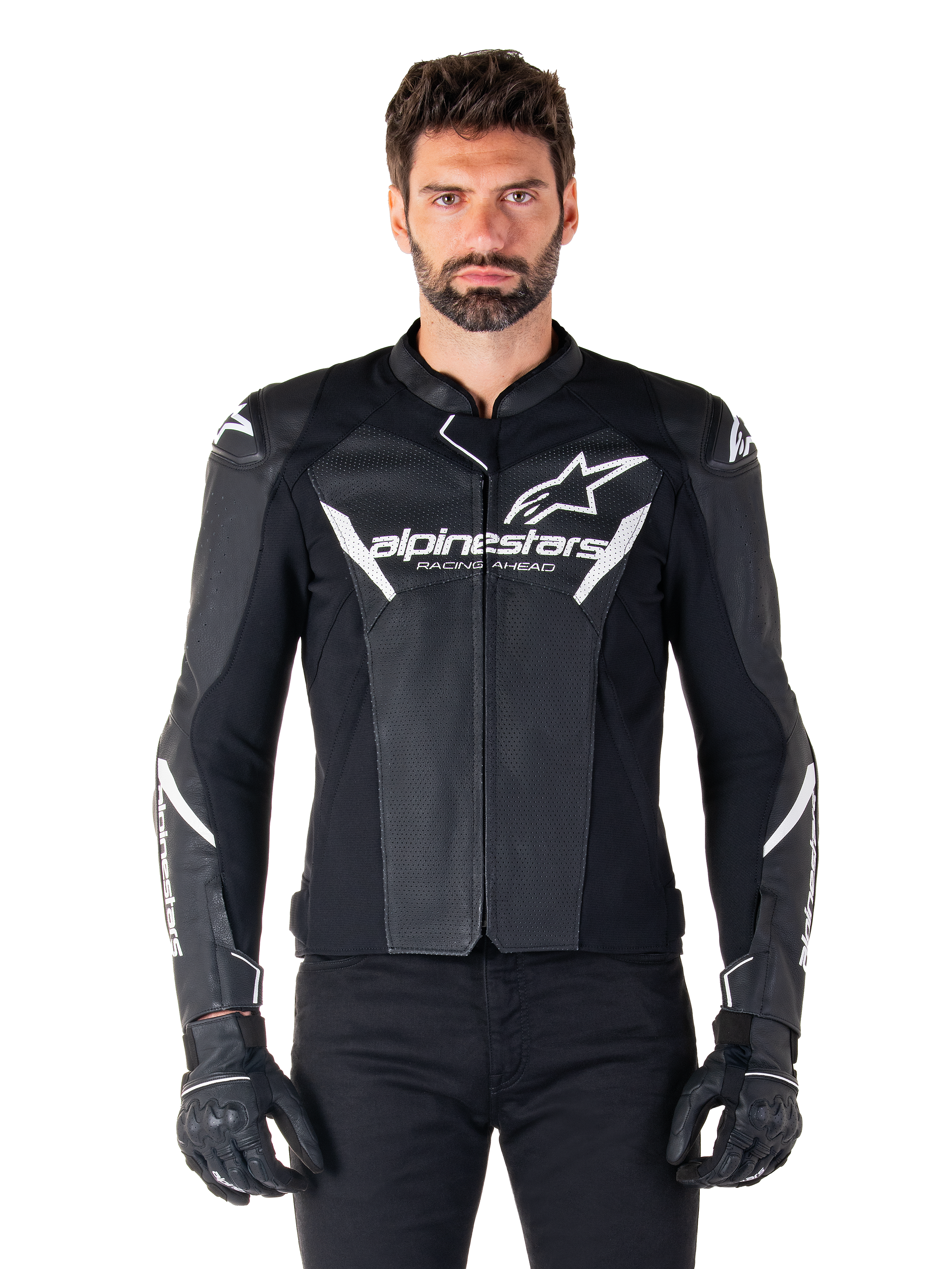 Alpinestars Faster V3 Airflow Leather Jacket, casaco de motociclismo preto com detalhes brancos, painéis de pele perfurada para ventilação, logótipo Alpinestars no peito, usado com luvas pretas, construção em pele de inspiração desportiva