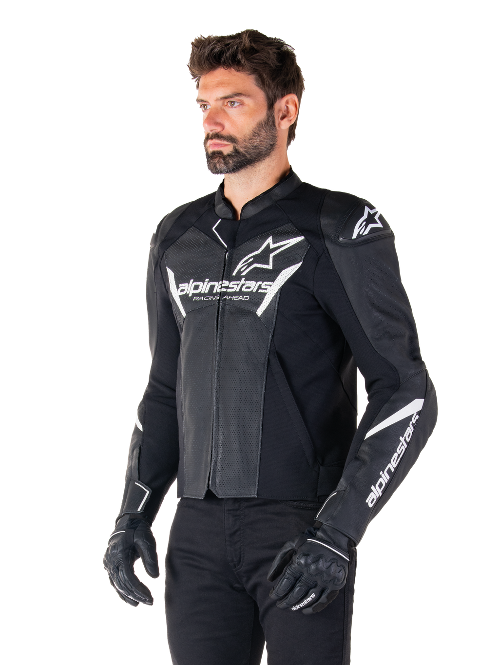 Alpinestars Faster V3 Airflow Leather Jacket, preto e branco, casaco de motociclismo desportivo com painéis de couro perfurado, logótipo Alpinestars branco no peito e braços, usado por um modelo com luvas e calças pretas, equipamento de condução elegante e protetor
