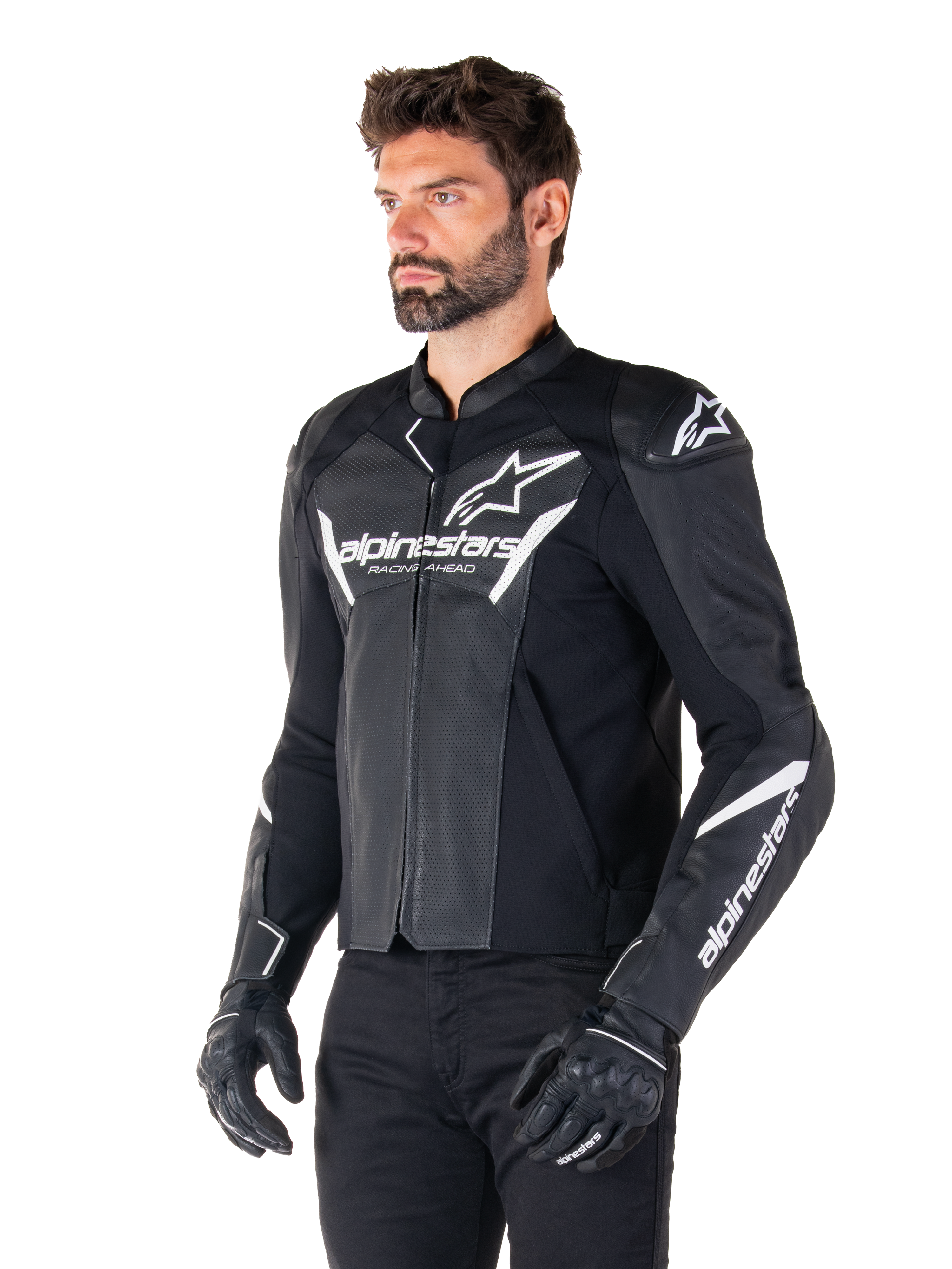 Alpinestars Faster V3 Airflow Leather Jacket, preto e branco, casaco de motociclismo desportivo com painéis de couro perfurado, logótipo Alpinestars branco no peito e braços, usado por um modelo com luvas e calças pretas, equipamento de condução elegante e protetor