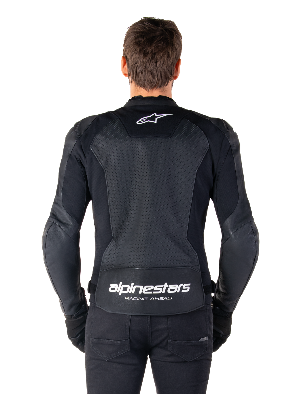 Casaco de Couro Alpinestars Faster V3 Airflow, preto e branco, vista traseira de um piloto mostrando o painel traseiro em couro perfurado para ventilação, logótipo Alpinestars branco na parte superior das costas e marca 'RACING AHEAD' na parte inferior das costas, equipamento de motociclismo de ajuste desportivo.