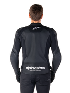 Casaco de Couro Alpinestars Faster V3 Airflow, preto e branco, vista traseira de um piloto mostrando o painel traseiro em couro perfurado para ventilação, logótipo Alpinestars branco na parte superior das costas e marca 'RACING AHEAD' na parte inferior das costas, equipamento de motociclismo de ajuste desportivo.