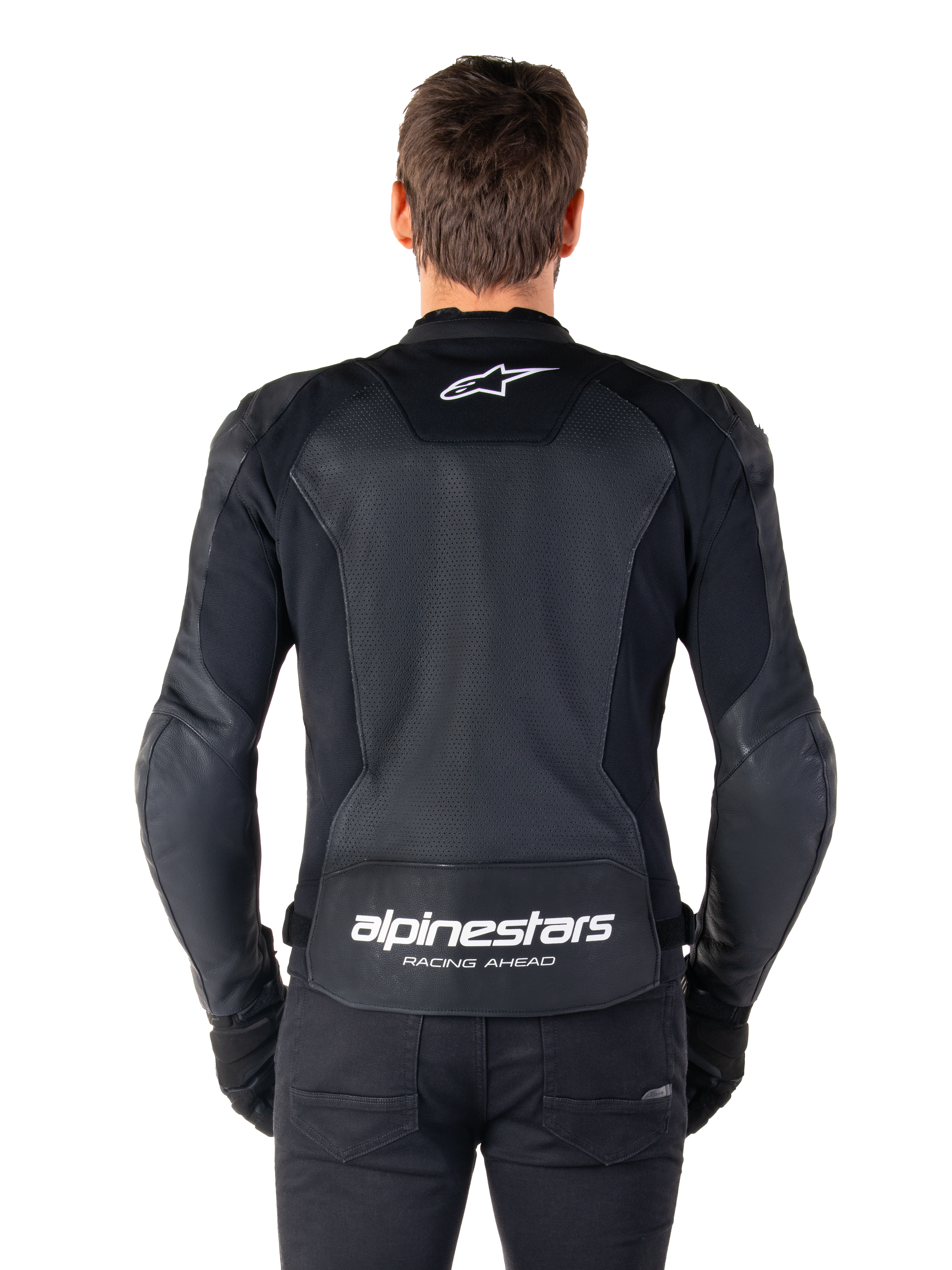 Casaco de Couro Alpinestars Faster V3 Airflow, preto e branco, vista traseira de um piloto mostrando o painel traseiro em couro perfurado para ventilação, logótipo Alpinestars branco na parte superior das costas e marca 'RACING AHEAD' na parte inferior das costas, equipamento de motociclismo de ajuste desportivo.