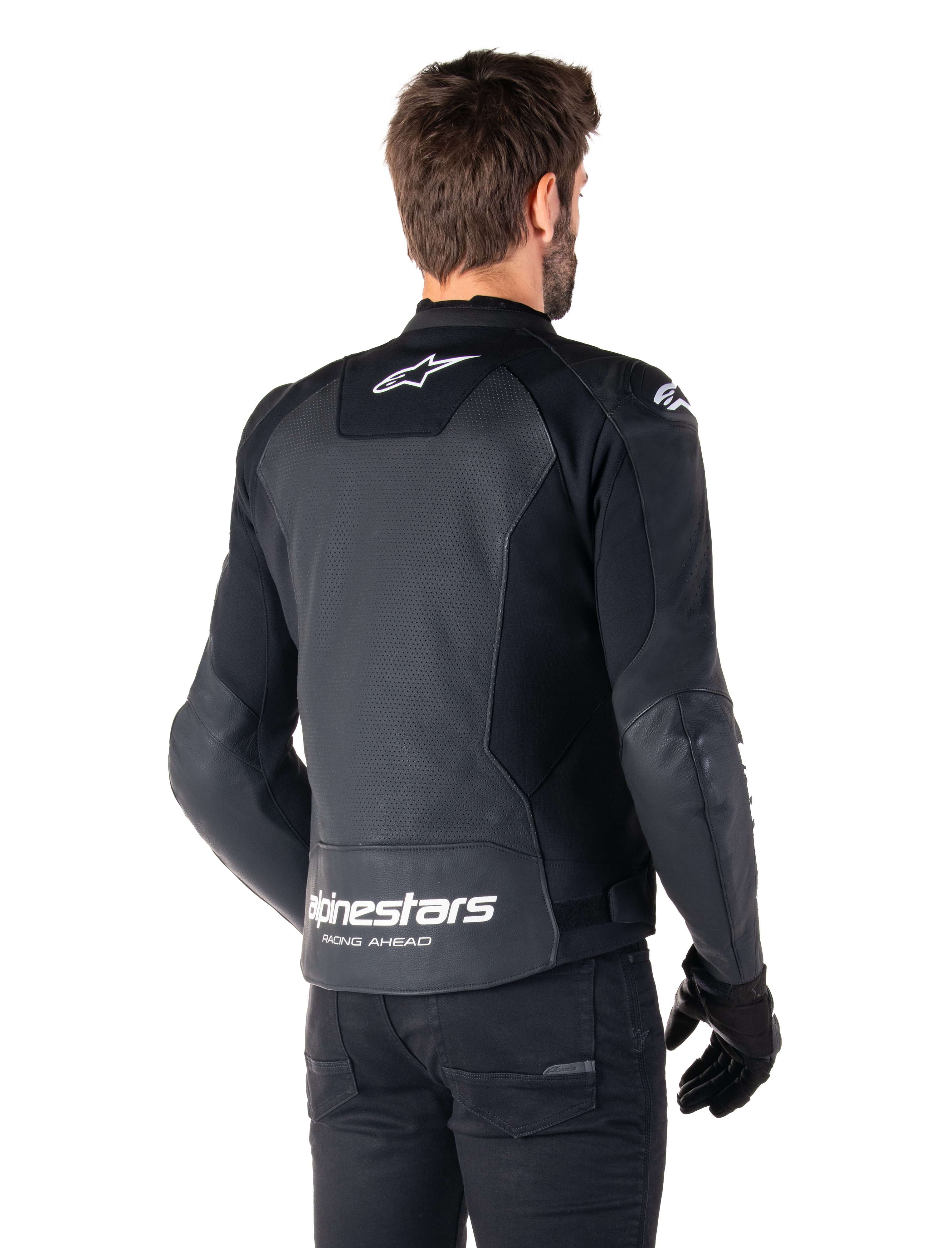 Alpinestars Faster V3 Airflow Leather Jacket, casaco de couro preto e branco, vista traseira num modelo, com costas em couro perfurado para ventilação, logótipos brancos na parte superior e na cintura com o texto 'Racing Ahead', design desportivo com painéis de estiramento para motociclismo