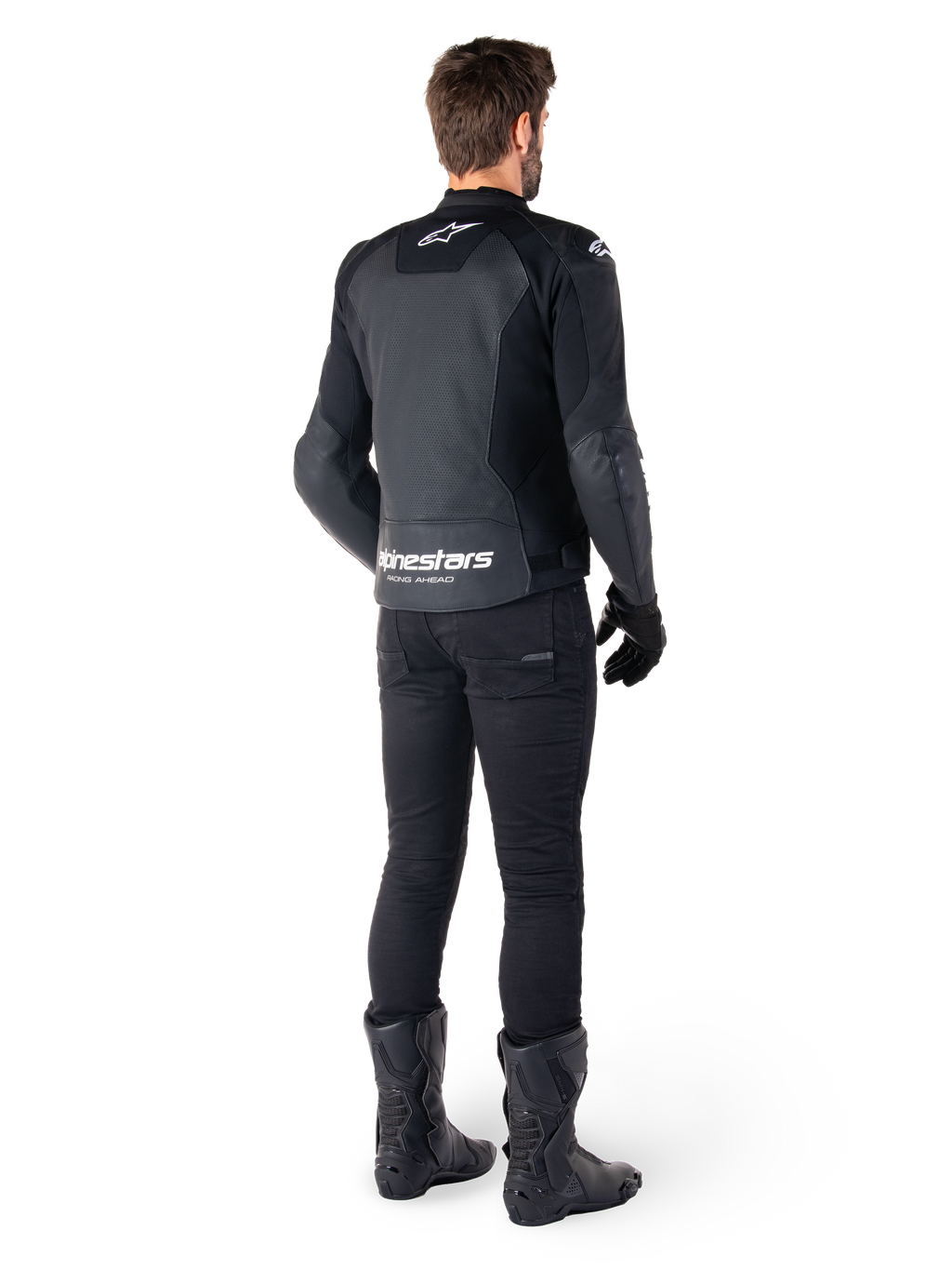 Casaco de couro Alpinestars Faster V3 Airflow, preto e branco, vista traseira com painéis de couro perfurado e marca Alpinestars proeminente na zona lombar, usado por um motociclista com calças, luvas e botas de condução pretas