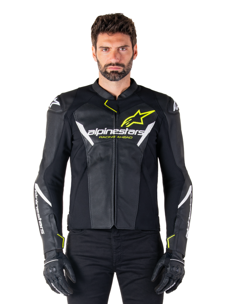 Casaco de couro Alpinestars Faster V3 Airflow, preto, branco e amarelo fluo, vestido por um modelo masculino com luvas pretas a condizer, com painéis de couro perfurado para ventilação e logótipo Alpinestars proeminente no peito, equipamento de motociclismo desportivo
