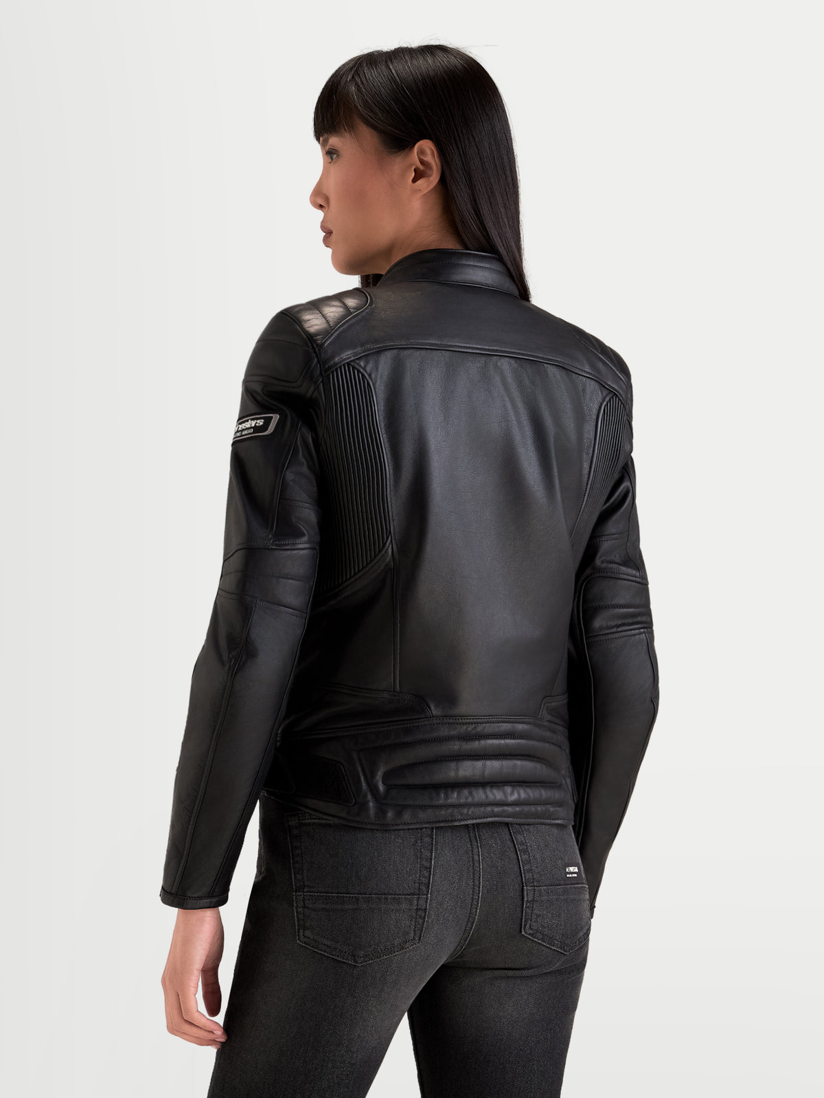 Alpinestars Revea Women Leather Jacket, casaco de moto em couro para mulher, preto, vista traseira mostrando a construção em couro premium de flor inteira e acolchoado nos ombros num modelo
