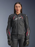 Casaco de Pele Alpinestars Stella Dusk, casaco de motociclismo para mulher, preto com detalhes em rosa Diva e branco, vista frontal em modelo, com construção em pele premium, proteções acolchoadas no peito e ombros e logótipo Alpinestars no peito e mangas