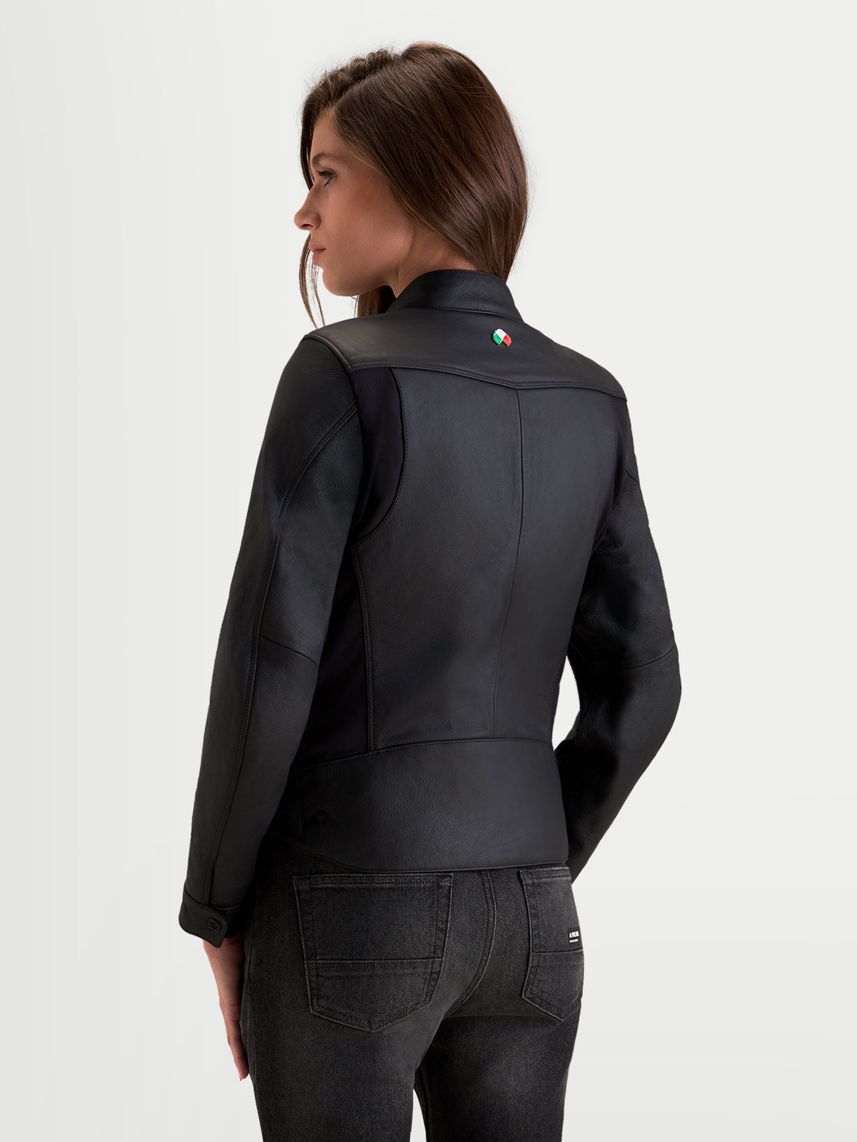 Alpinestars Stella Maver X casaco de couro, casaco de moto urbano em pele para mulher, preto, vista traseira de três quartos a mostrar construção em couro premium e gola de motociclista num modelo