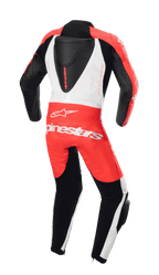 Macacão de Couro Alpinestars Youth GP Plus V2 1-Peça, vista traseira, vermelho fluo, branco e preto, com bossa aerodinâmica e logótipos Alpinestars, design de competição profissional para jovens pilotos