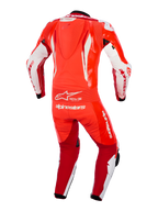 Fato de Couro Alpinestars GP Tech V5 de Uma Peça, vermelho fluo, vermelho brilhante e branco, vista traseira com corcova aerodinâmica, painel de acordeão flexível na cintura e marca Alpinestars branca proeminente, vestuário de corrida profissional para uso em pista.