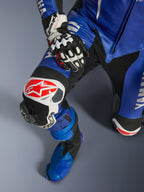Fato de couro Alpinestars Yamaha GP-R7 One Piece, fato de motociclismo, azul metálico e preto, com logótipo Alpinestars branco e vermelho na proteção do joelho, deslizador de joelho GP substituível e bota de corrida azul a condizer, equipamento profissional pronto para a pista