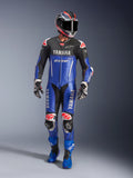 Yamaha GP-R7 One Piece Leather Suit, fato de corrida de uma peça em pele para motociclismo, azul metálico e preto com pormenores em vermelho e branco, apresenta as marcas Yamaha e GYTR, usado com capacete, luvas de corrida e botas azuis a condizer, equipamento de performance profissional