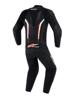 Fato de Pele Alpinestars GP Force V2 de 1 Peça, vista traseira, preto, branco e vermelho fluorescente, com corcova aerodinâmica, painéis de pele perfurada para ventilação e marca Tech-Air Ready na zona lombar, equipamento profissional de motociclismo.