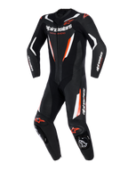 Alpinestars GP Force V2 Leather Suit, fato de motociclismo de uma peça, preto, branco e vermelho fluorescente, com painéis de pele perfurada, detalhes em branco e vermelho fluorescente, logótipo Alpinestars no peito e nas mangas, design profissional de pista.