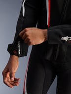 Fato de Pele Alpinestars GP Force V2, fato de motociclismo de uma peça, preto, branco e vermelho fluorescente, vista aproximada do punho da manga com fecho de correr e ajuste do antebraço, pele bovina de alta qualidade com detalhes perfurados e marca 'one vision' no fecho de correr.
