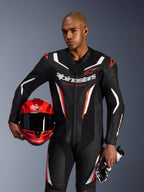 Fato de Pele Alpinestars GP Force V2, fato de motociclismo de 1 peça, preto, branco e vermelho fluo, vestido por um modelo a segurar um capacete vermelho e luvas, design de corrida elegante com pele perfurada e logótipos destacados