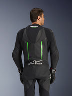 Alpinestars GP Force V2 Leather Suit - 1 Peça, preto e verde, vista traseira com corcova aerodinâmica, logótipo Tech-Air Ready, zonas de pele perfurada e painéis elásticos sanfonados para motociclismo de competição