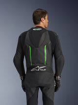 Alpinestars GP Force V2 Leather Suit - 1 Peça, preto e verde, vista traseira com corcova aerodinâmica, logótipo Tech-Air Ready, zonas de pele perfurada e painéis elásticos sanfonados para motociclismo de competição