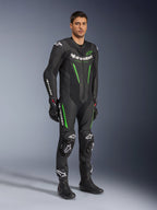 Alpinestars GP Force V2 Leather Suit 1-Piece, preto e verde, equipamento de corrida completo usado com luvas e botas pretas, com painéis de pele perfurada, logótipos Alpinestars brancos e deslizadores de joelho integrados, fato de performance profissional para pista
