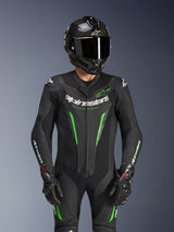 Fato de Pele Alpinestars GP Force V2 - 1 Peça, preto e verde, fato de corrida de motociclismo usado com um capacete de fibra de carbono e luvas GP Pro, com detalhes em verde lima e o logótipo Alpinestars 'Racing Ahead', concebido para o desempenho em pista.