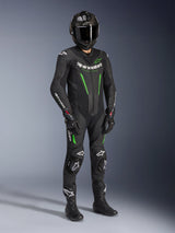Fato de Pele Alpinestars GP Force V2 - 1 Peça, preto e verde, usado com capacete preto a condizer, luvas de corrida e botas, com pormenores em verde vivo e logótipo Alpinestars em branco, equipamento profissional de pista e condução desportiva