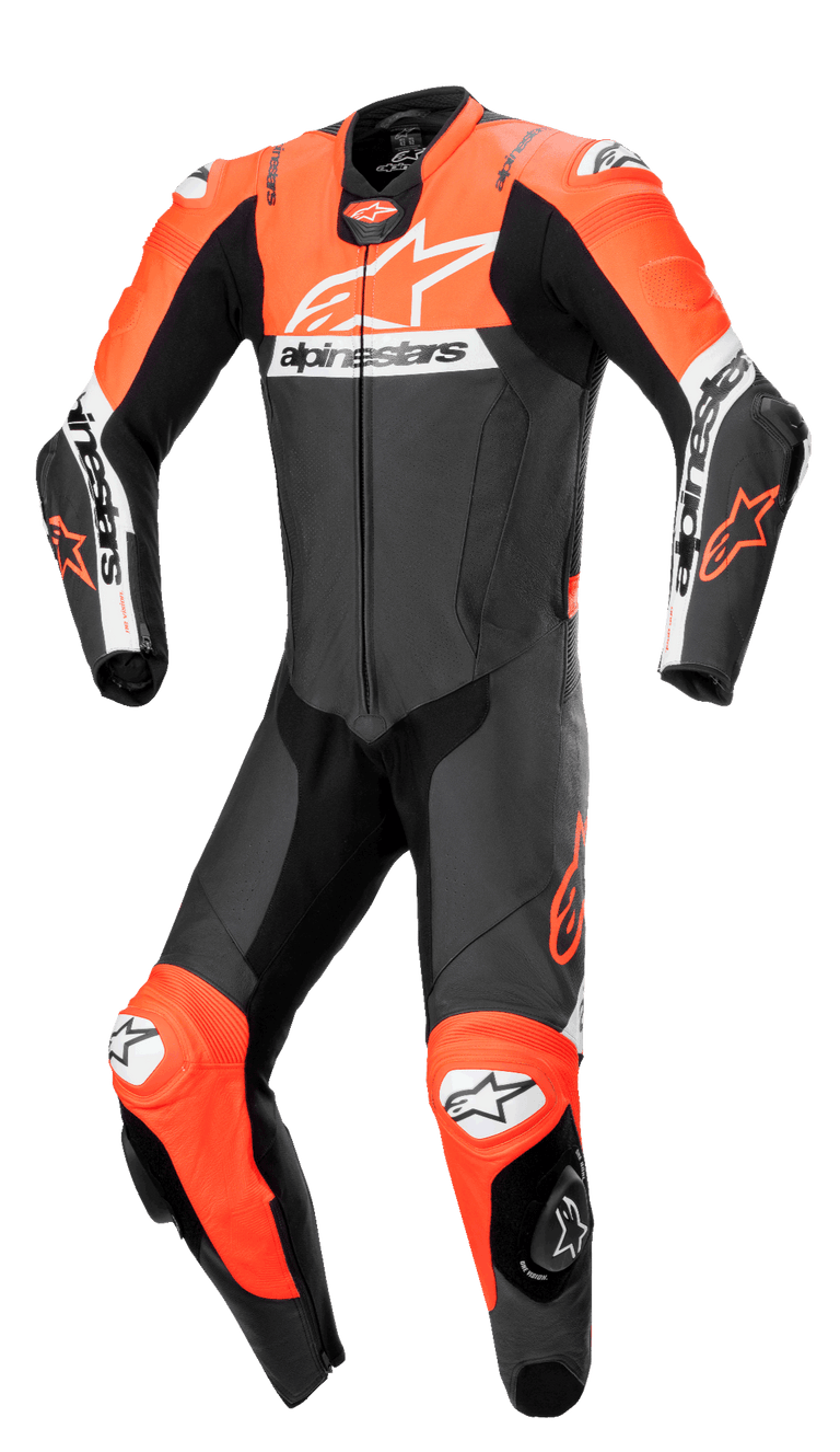 Alpinestars Missile V2 Ward 1-Piece Leather Suit, macacão de couro profissional para motociclismo em preto, vermelho fluo e branco, com um grande logótipo branco no peito, painéis de couro perfurado, zonas elásticas de acordeão nos joelhos e sliders de proteção integrados para performance em pista.