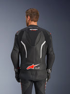 Alpinestars GP Force V2 Leather Suit - 2 Peças, Preto, Branco e Vermelho Fluo, vista traseira do casaco de pele, com logótipo Tech-Air Ready, detalhes em branco, painéis de pele perfurada e zonas elásticas em acordeão para mobilidade.