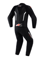 Alpinestars GP Force V2 Leather Suit 2-Piece, fato de corrida para motociclismo, preto, branco e vermelho fluo, vista traseira com corcova aerodinâmica, marcação Tech-Air Ready na zona lombar, painéis de pele perfurada para ventilação e logótipos Alpinestars nas pernas e pescoço.
