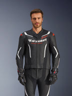 Alpinestars GP Force V2 Leather Suit - 2 Peças, preto, branco e vermelho fluo, vista frontal de modelo masculino a usar o fato de pele perfurada com luvas pretas a condizer, apresentando detalhes angulares brancos e a marca Alpinestars no peito
