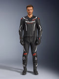 Alpinestars GP Force V2 Leather Suit de 2 Peças, fato de motociclismo de corrida, preto, branco e vermelho fluo, vestido por um modelo com luvas e botas pretas a condizer, com painéis de pele perfurada, detalhes em branco e vermelho fluo e um design aerodinâmico elegante para pista e condução desportiva