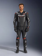 Alpinestars GP Force V2 Leather Suit de 2 Peças, fato de motociclismo de corrida, preto, branco e vermelho fluo, vestido por um modelo com luvas e botas pretas a condizer, com painéis de pele perfurada, detalhes em branco e vermelho fluo e um design aerodinâmico elegante para pista e condução desportiva